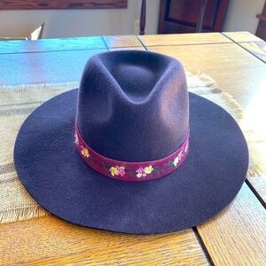 Weith + Frida Kahl women’s wool hat in a rich brown. NWT